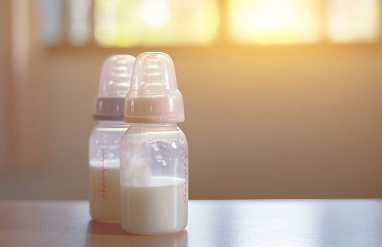 Breast milk in baby bottles - feature
