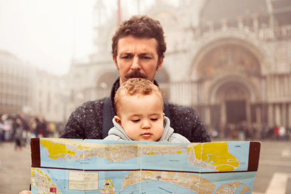 baby-and-dad-looking-at-map-of-venice-italy-sl