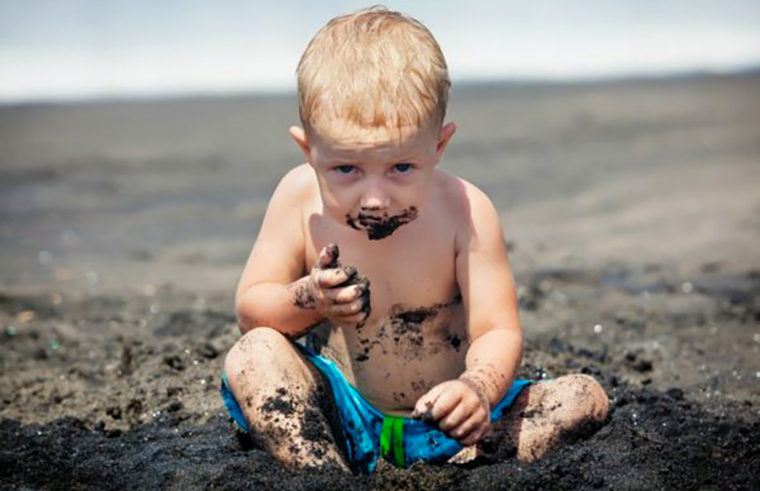 Child eating dirt - feature