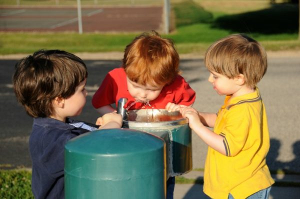 children drinking from bubbler