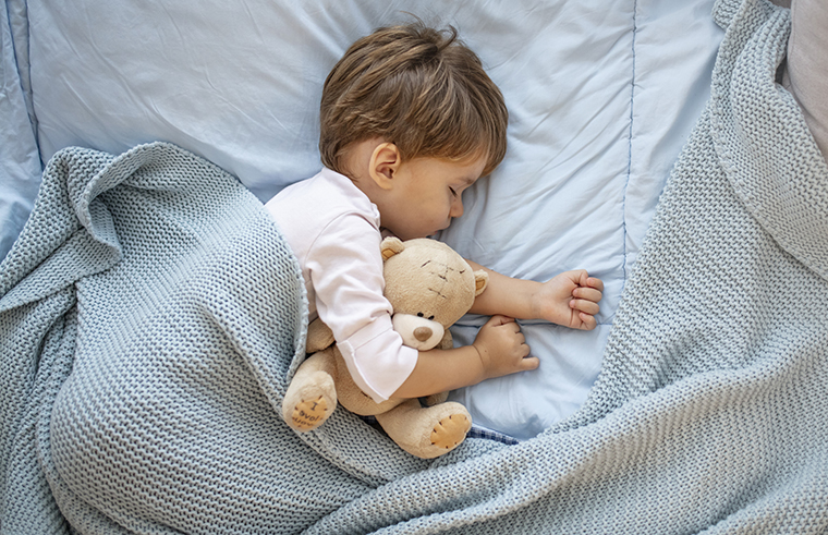 8 expert tips to get your toddler to sleep in their own bed - every night!