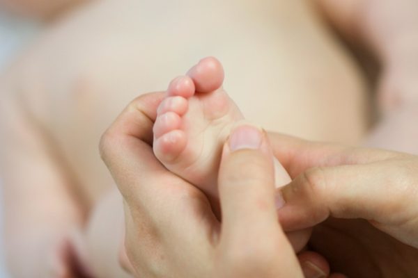 baby foot massage 2