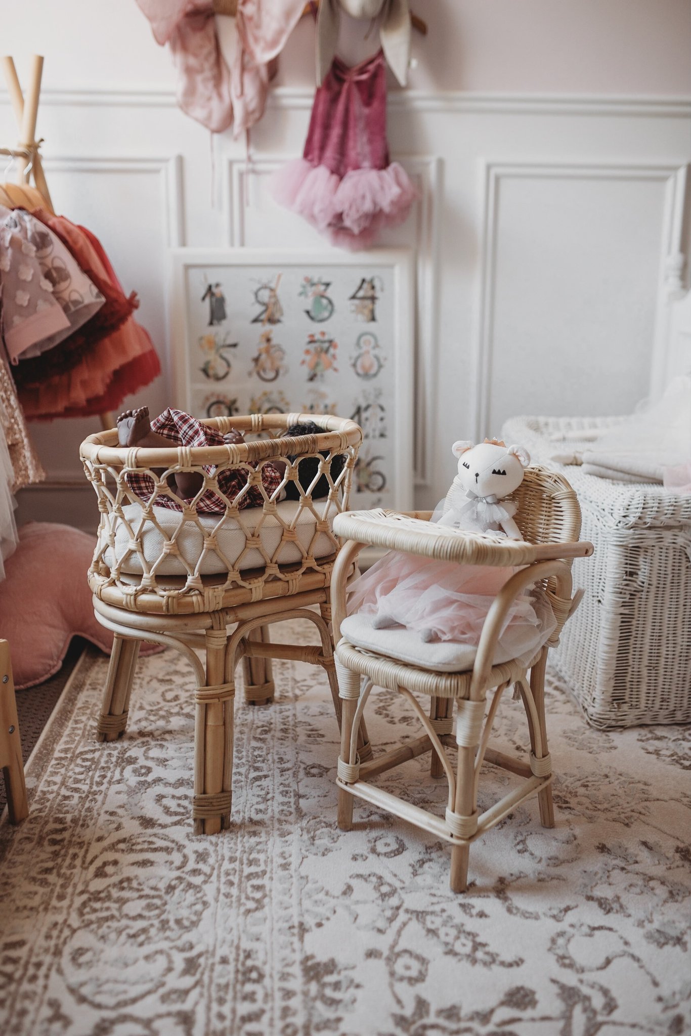 Tiny Harlow doll's furniture