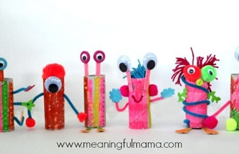 Space craft - cardboard roll aliens by Meaningful Mama